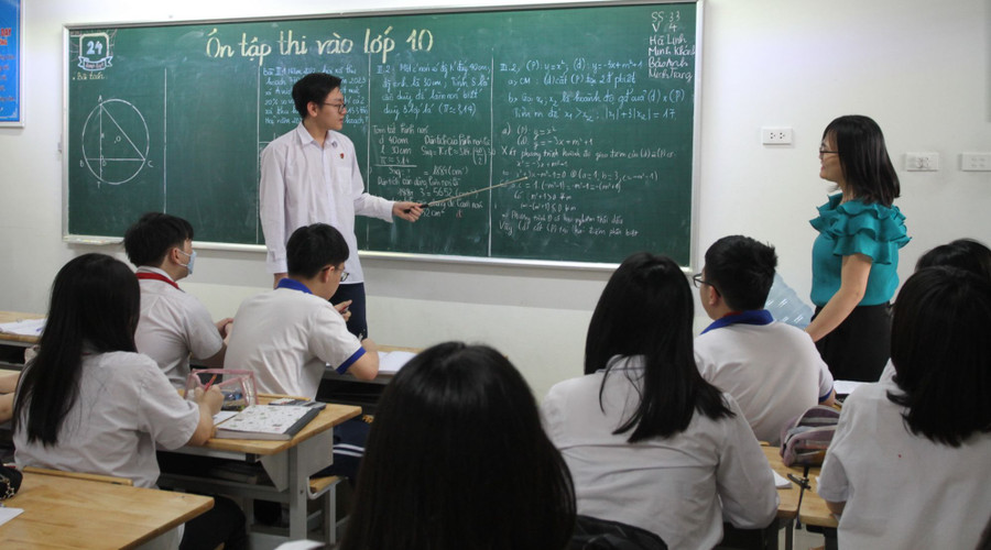 Kỳ thi vào lớp 10 tại Hà Nội được đánh giá là căng thẳng hơn thi đại học. Kỳ thi vào lớp 10 tại Hà Nội được đánh giá là căng thẳng hơn thi đại học.