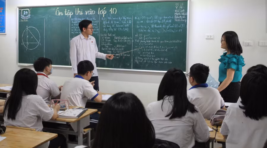 Kỳ thi vào lớp 10 tại Hà Nội được đánh giá là căng thẳng hơn thi đại học.