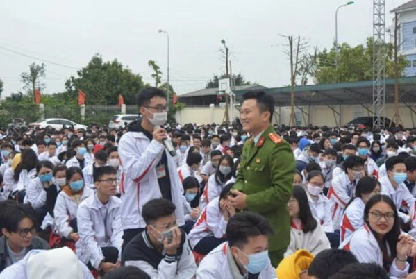 Trường THPT Xuân Phương (Nam Từ Liêm, Hà Nội) mời công an về tập huấn, trò chuyện với học sinh các vấn đề đảm bảo an ninh trật tự trường học. Ảnh: NTCC