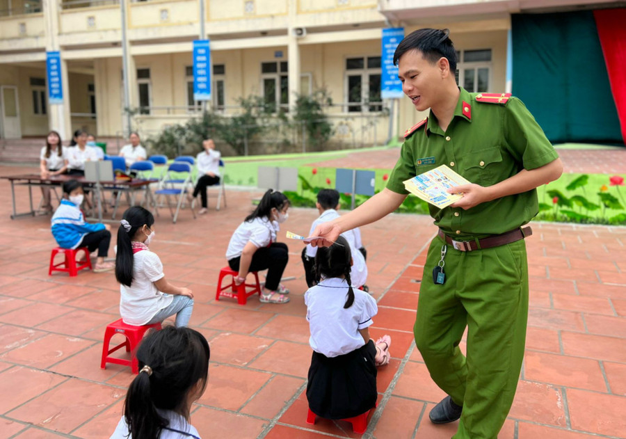 Học sinh Trường Tiểu học Ninh Mỹ (Ninh Bình) được tham gia các tiết ngoại khoá chủ đề đảm bảo an ninh trật tự. Ảnh NTCC