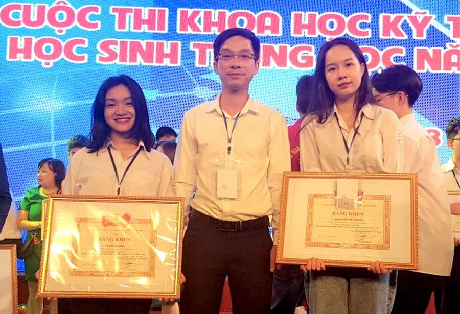 Thầy Hoàng Châu Thiện và các học trò nhận Bằng khen trong một cuộc thi Khoa học kỹ thuật cấp quốc gia. Ảnh: NVCC