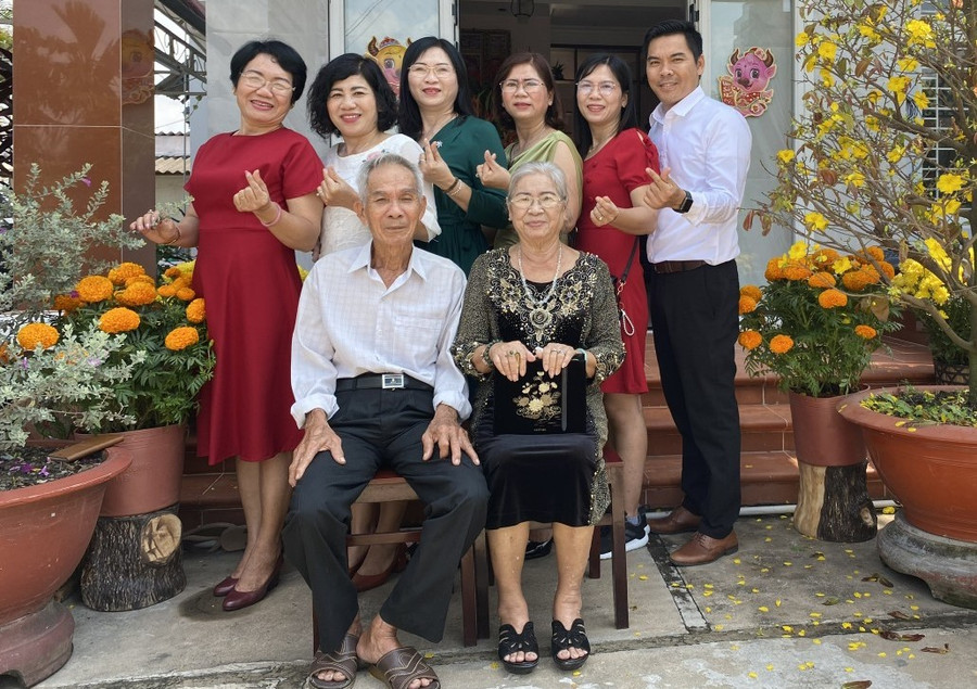 Cô Hạ Liên cùng chồng và 6 người con của mình. Cô Hạ Liên cùng chồng và 6 người con của mình.