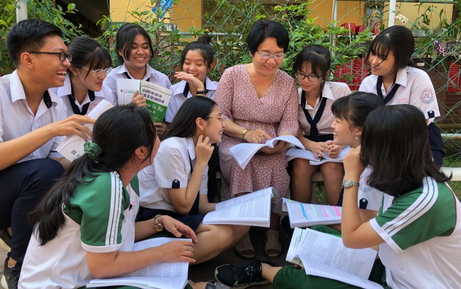 Cô Kiều Nguyệt Hồng Liên (người con cả) luôn được học trò quý mến.