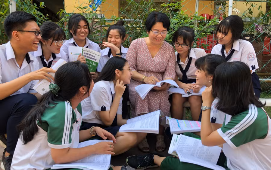 Cô Kiều Nguyệt Hồng Liên (người con cả) luôn được học trò quý mến.