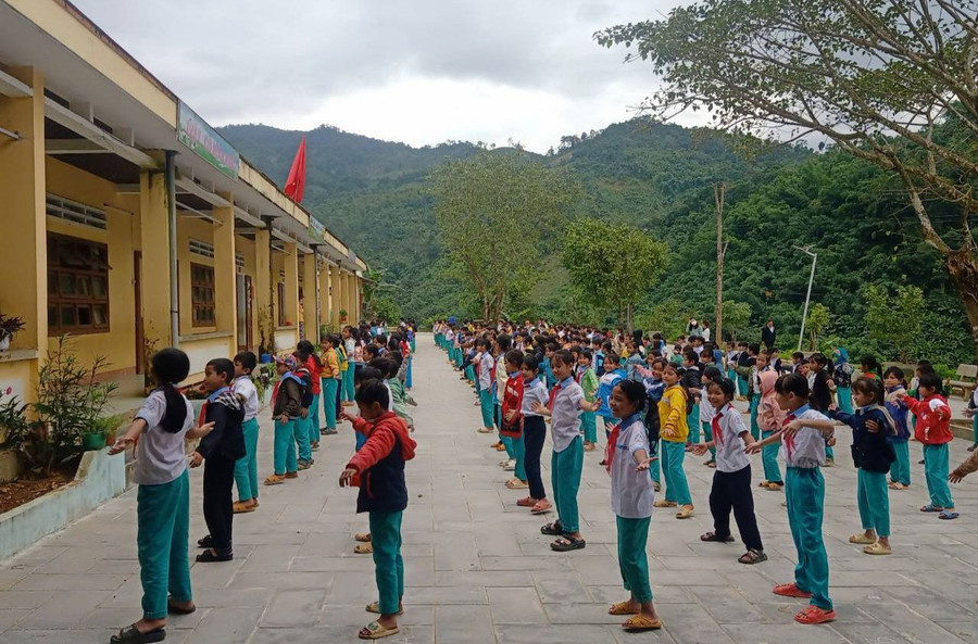 Học sinh Trường Phổ thông Dân tộc Bán trú Tiểu học Trà Vân (Nam Trà My, Quảng Nam) tập thể dục giữa giờ. (Ảnh nhà trường cung cấp). Học sinh Trường Phổ thông Dân tộc Bán trú Tiểu học Trà Vân (Nam Trà My, Quảng Nam) tập thể dục giữa giờ. (Ảnh nhà trường cung cấp).