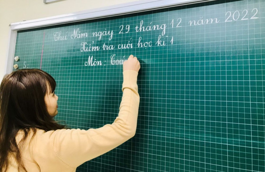 Cô giáo Trường Tiểu học Tràng An (quận Hoàn Kiếm, Hà Nội). Ảnh: Vân Anh