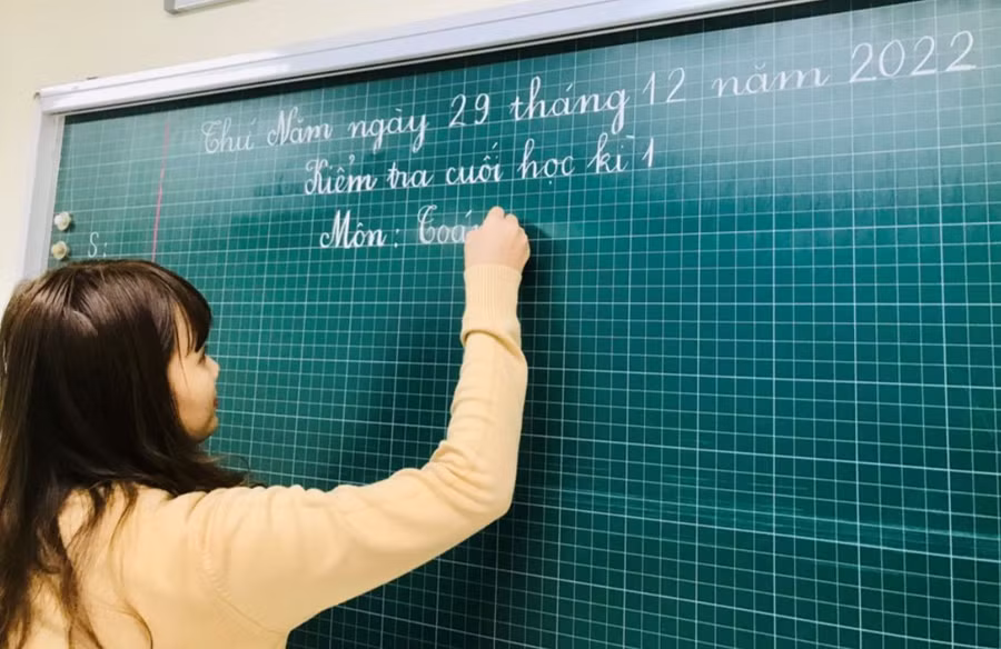 Cô giáo Trường Tiểu học Tràng An (quận Hoàn Kiếm, Hà Nội). Ảnh: Vân Anh