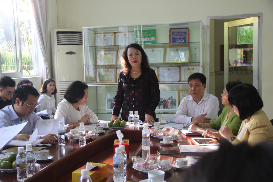 Thứ trưởng Nguyễn Thị Nghĩa tại buổi làm việc với Trường MN Mặt trời nhỏ, đại diện công ty PouYeun cùng đại diện UBND quận Bình Tân