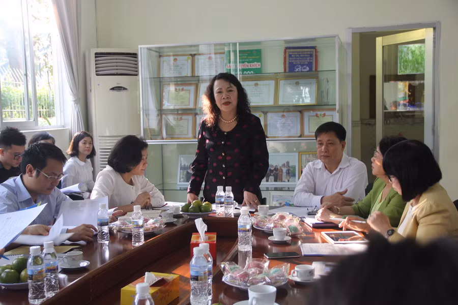 Thứ trưởng Nguyễn Thị Nghĩa tại buổi làm việc với Trường MN Mặt trời nhỏ, đại diện công ty PouYeun cùng đại diện UBND quận Bình Tân Thứ trưởng Nguyễn Thị Nghĩa tại buổi làm việc với Trường MN Mặt trời nhỏ, đại diện công ty PouYeun cùng đại diện UBND quận Bình Tân