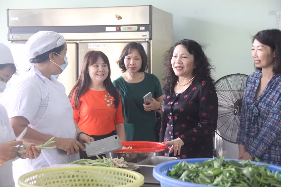 Thứ trưởng Nguyễn Thị Nghĩa cùng đoàn công tác thăm bếp ăn của Trường MN Mặt trời nhỏ 