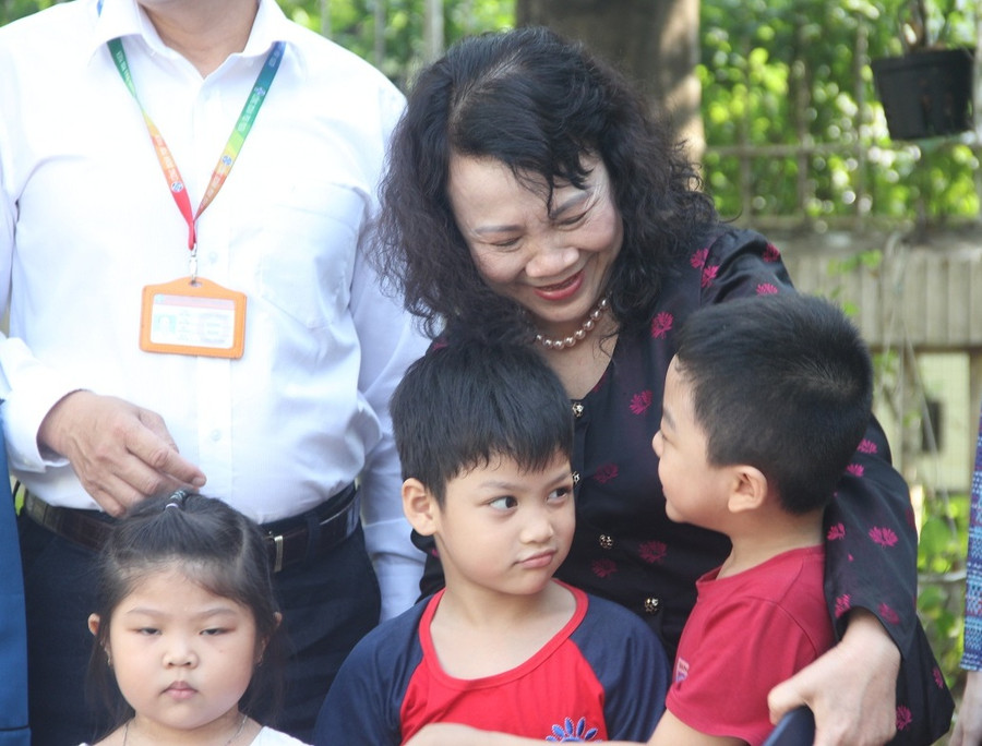 Các em nhỏ tại Trường MN Mặt trời nhỏ được chăm sóc tốt để các công nhân yên tâm làm việc