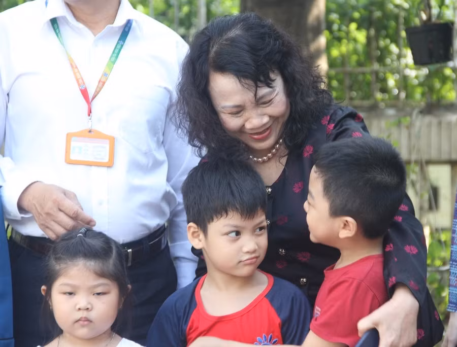 Các em nhỏ tại Trường MN Mặt trời nhỏ được chăm sóc tốt để các công nhân yên tâm làm việc Các em nhỏ tại Trường MN Mặt trời nhỏ được chăm sóc tốt để các công nhân yên tâm làm việc