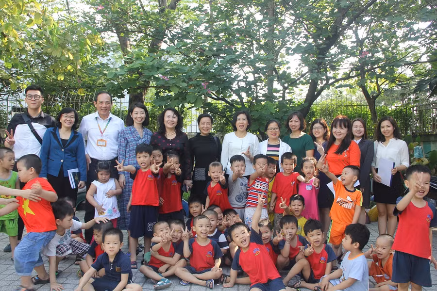 Đoàn công tác chụp hình lưu niệm với ban giám đốc, ban giám hiệu nhà trường và các trẻ ở Trường MN Mặt trời nhỏ Đoàn công tác chụp hình lưu niệm với ban giám đốc, ban giám hiệu nhà trường và các trẻ ở Trường MN Mặt trời nhỏ