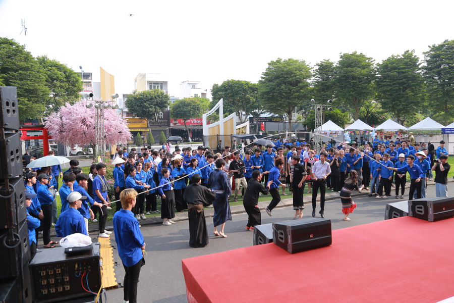 Trải nghiệm các trò chơi dân gian tại Lễ hội văn hóa Việt – Nhật, Trường ĐH Đông Á. Trải nghiệm các trò chơi dân gian tại Lễ hội văn hóa Việt – Nhật, Trường ĐH Đông Á.