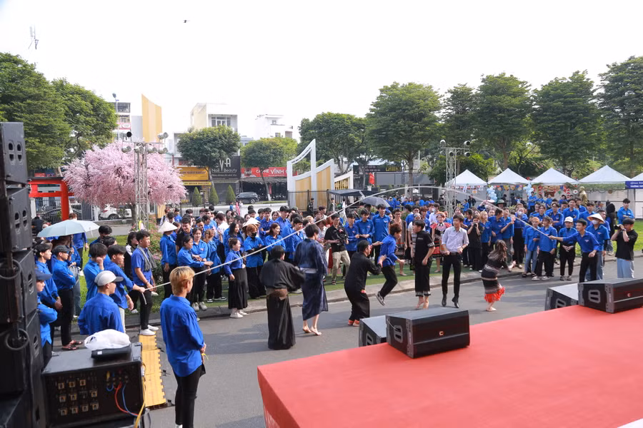 Trải nghiệm các trò chơi dân gian tại Lễ hội văn hóa Việt – Nhật, Trường ĐH Đông Á.