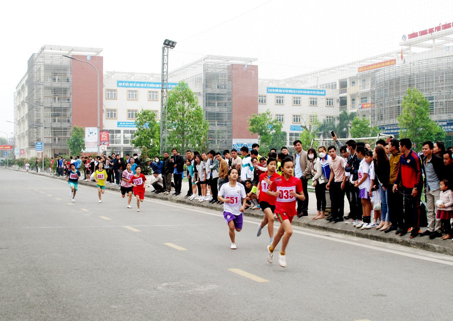 Các em học sinh tiểu học thi chạy cự ly 400m nữ. Các em học sinh tiểu học thi chạy cự ly 400m nữ.