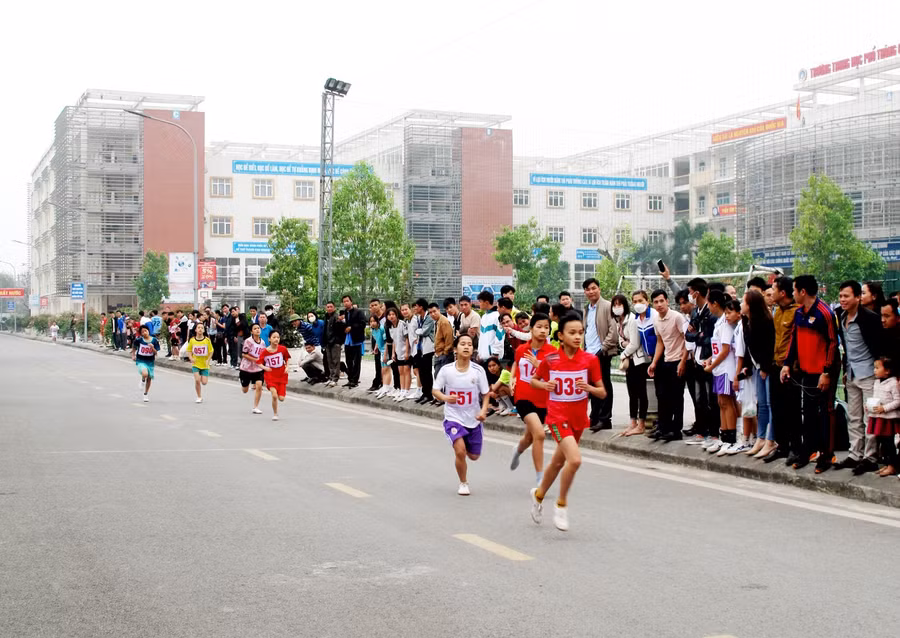 Các em học sinh tiểu học thi chạy cự ly 400m nữ.
