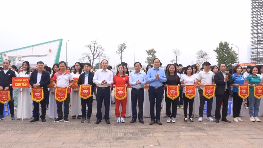 Lãnh đạo Sở Giáo dục và Đào tạo Thái Nguyên trao cờ lưu niệm cho các đoàn vận động viên tham gia giải chạy Olympic vì sức khỏe của ngành giáo dục tỉnh Thái Nguyên năm 2023.