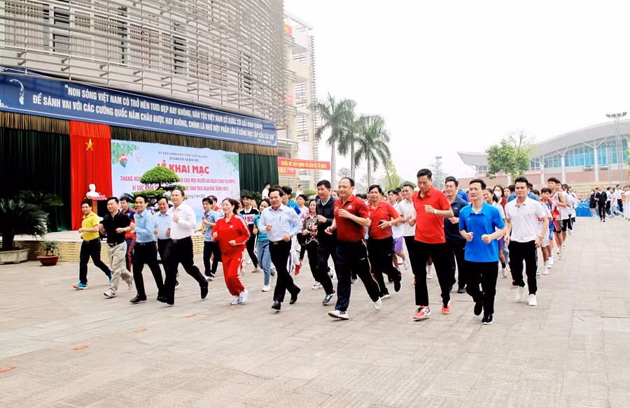 Các đại biểu và cán bộ, giáo viên, nhân viên ngành Giáo dục cùng các em học sinh hưởng ứng Ngày chạy Olympic vì sức khỏe.