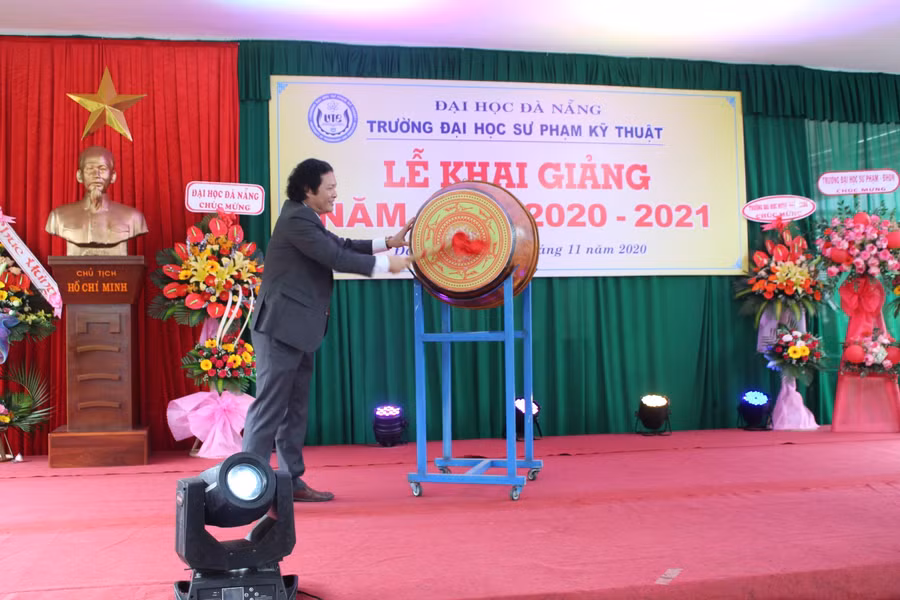 PGS.TS Phan Cao Thọ - Hiệu trưởng trường ĐH Sư phạm Kỹ thuật, ĐH Đà Nẵng đánh trống khai giảng năm học mới 2020-2021