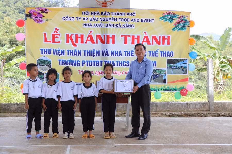 Nhà xuất bản Đà Nẵng tặng sách cho giáo viên, học sinh nhà trường để xây dựng thư viện thân thiện.