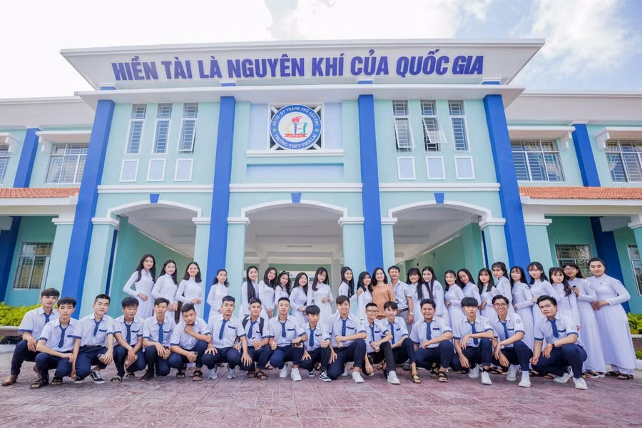 Trường học hạnh phúc là cả một quá trình, được tích tụ, bồi đắp. Trong đó, có sự lan tỏa yêu thương, lan tỏa giá trị được tạo ra từ chính cái tâm của người Thầy đến với đồng nghiệp, học sinh, phụ huynh và xã hội.