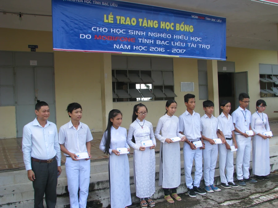 HS nghèo hiếu học được nhận học bổng