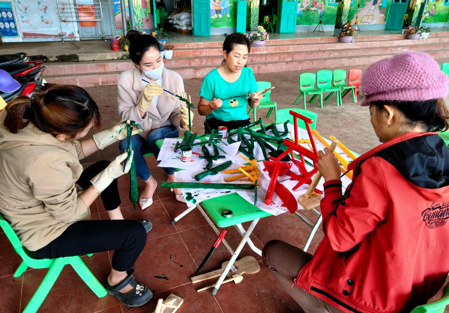 Giáo viên, phụ huynh Trường Mầm non Sính Phình thiết kế đồ chơi cho trẻ. Giáo viên, phụ huynh Trường Mầm non Sính Phình thiết kế đồ chơi cho trẻ.