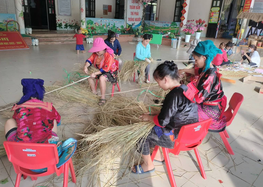 Phụ huynh Trường Mầm non Tủa Thàng số 2 tham gia làm đồ dùng, đồ chơi cho học sinh. Phụ huynh Trường Mầm non Tủa Thàng số 2 tham gia làm đồ dùng, đồ chơi cho học sinh.