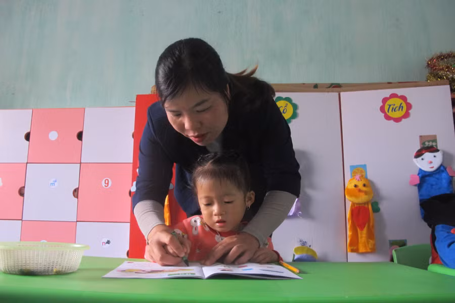 Cô trò Trường Mầm non xã Đồng Thắng (huyện Đình Lập, Lạng Sơn). Ảnh: Ngô Chuyên