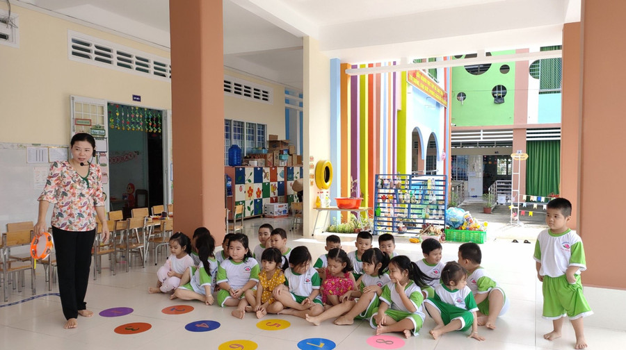 Cô Đỗ Kim Phượng và trẻ Trường Mầm non Hoa Hồng 2 trong giờ học. Cô Đỗ Kim Phượng và trẻ Trường Mầm non Hoa Hồng 2 trong giờ học.