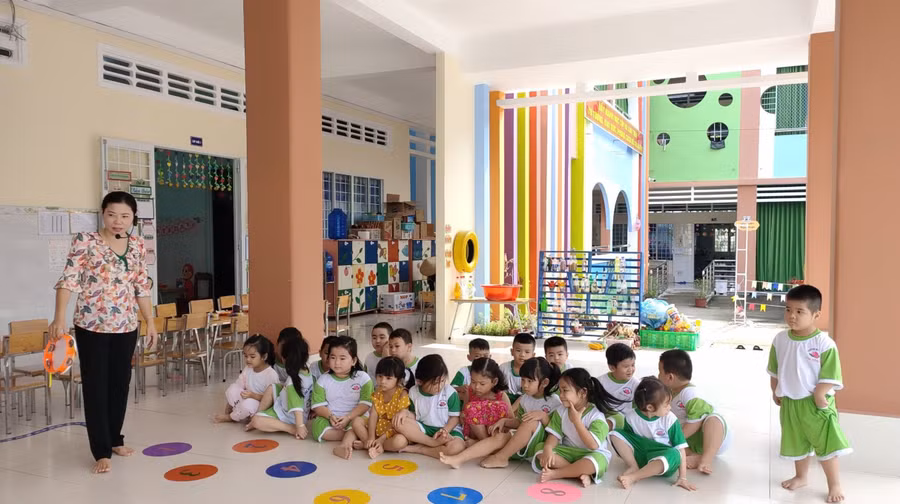 Cô Đỗ Kim Phượng và trẻ Trường Mầm non Hoa Hồng 2 trong giờ học.