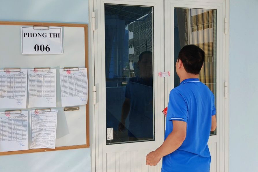 Phòng thi tại Trường THPT chuyên Lê Quý Đôn được niêm phong. Phòng thi tại Trường THPT chuyên Lê Quý Đôn được niêm phong.