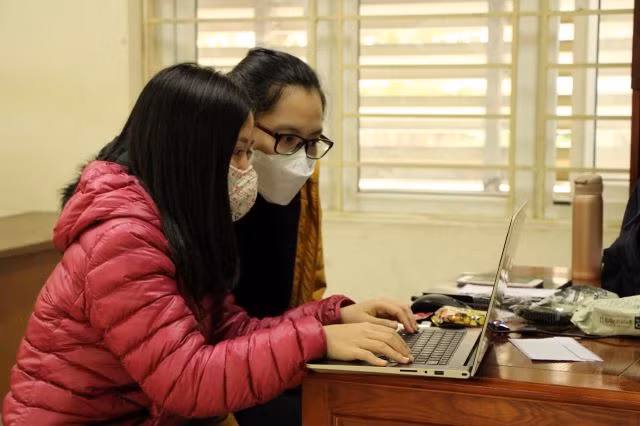 Giáo viên cấp tốc làm bài giảng online triển khai dạy học “thời” nCoV