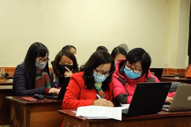 Giáo viên Trường THCS-THPT Nguyễn Tất Thành trao đổi để xây dựng bài giảng phục vụ học online.