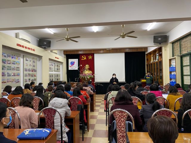 Giáo viên vẫn nỗ lực để đảm bảo kiến thức cho học sinh dù các em không đến trường. Giáo viên vẫn nỗ lực để đảm bảo kiến thức cho học sinh dù các em không đến trường.