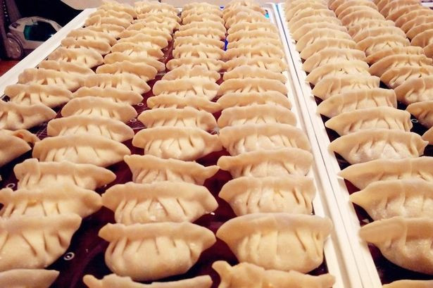 Làm 1000 cái bánh bao cho vợ ăn cả năm trước khi đi đóng quân ảnh 1 Yin làm cho vợ 1000 bánh bao, 150 lít súp cùng hàng chục món ăn khác.