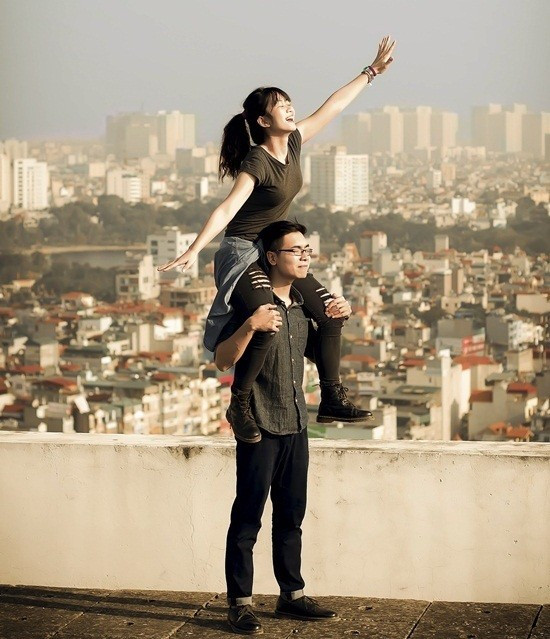 Giây phút lãng mạn trên lưng bạn trai của Xuân Anh. Ảnh: Nhân vật cung cấp. Chuyện tình của đôi 9X hôn nhau trên các phố Hà Nội