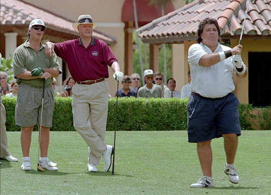 Cựu Tổng thống Bill Clinton (giữa) chơi golf với hai em rể Tony và Hugh Rodham tại TP Coral Gables, bang Florida – Mỹ năm 1996. Ảnh: AP Cựu Tổng thống Bill Clinton (giữa) chơi golf với hai em rể Tony và Hugh Rodham tại TP Coral Gables, bang Florida – Mỹ năm 1996. Ảnh: AP