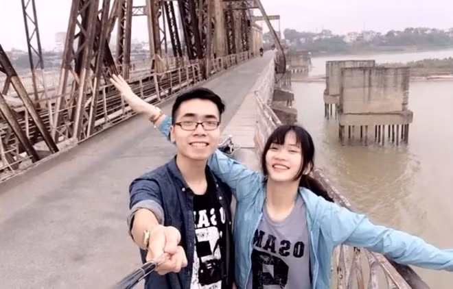 Chuyện tình của đôi 9X hôn nhau trên các phố Hà Nội