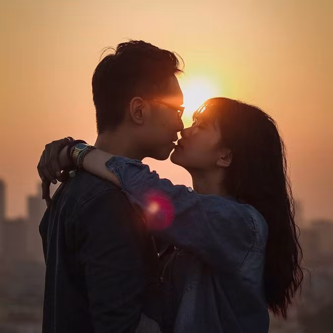 Chuyện tình của đôi 9X hôn nhau trên các phố Hà Nội