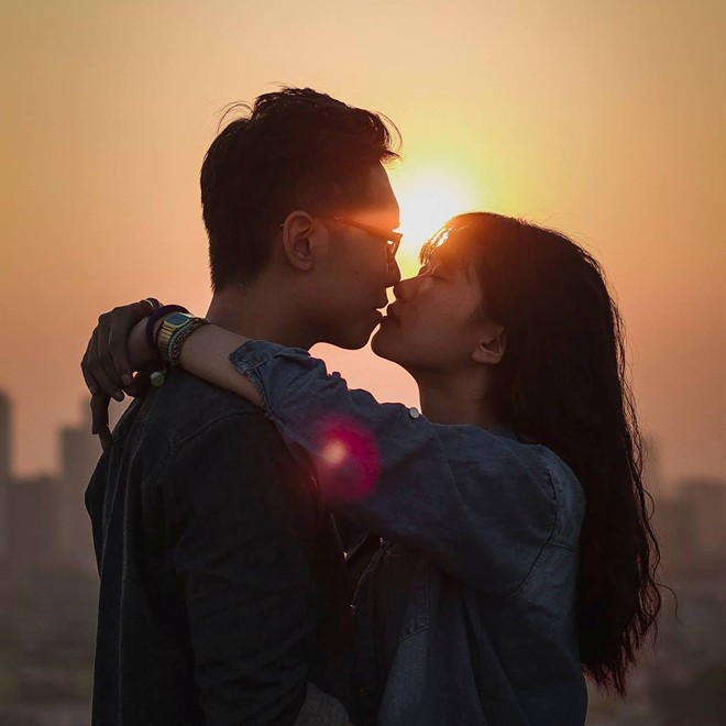 Cả hai thường lưu lại những khoảnh khắc lãng mạn bên nhau. Ảnh: Nhân vật cung cấp. Chuyện tình của đôi 9X hôn nhau trên các phố Hà Nội