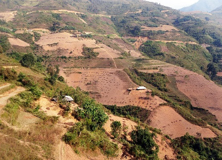 Bản Khâu Pầu với những ngôi nhà nằm chênh vênh trên sườn đồi.