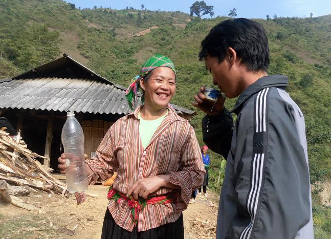 Niềm vui của người nhà khi được mời rượu khách.