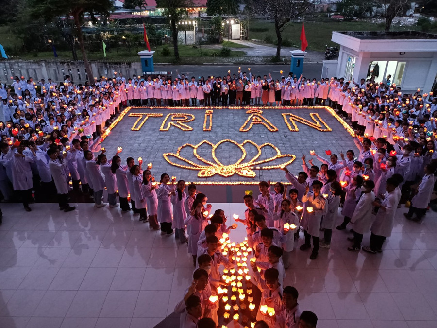 Hoa và nến thắp sáng sân trường của khoa Y Dược – ĐH Đà Nẵng trong buổi tối của Lễ tri ân.