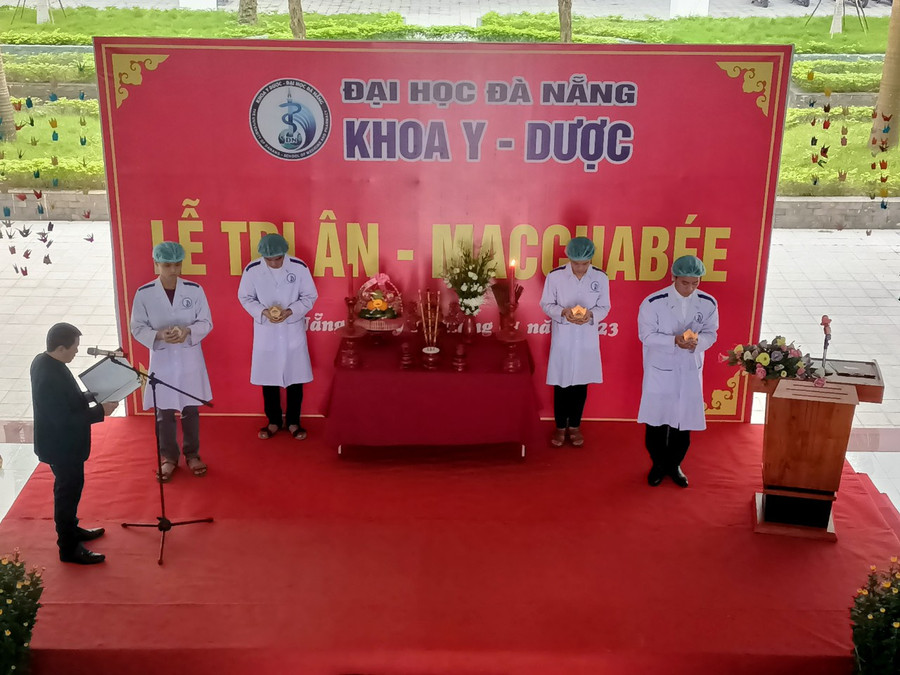 Thầy trò Khoa Y Dược, ĐH Đà Nẵng dâng nén hương tưởng nhớ và tri ân những người hiến thi hài - người &quot;thầy&quot; thầm lặng ở các giảng đường y khoa.