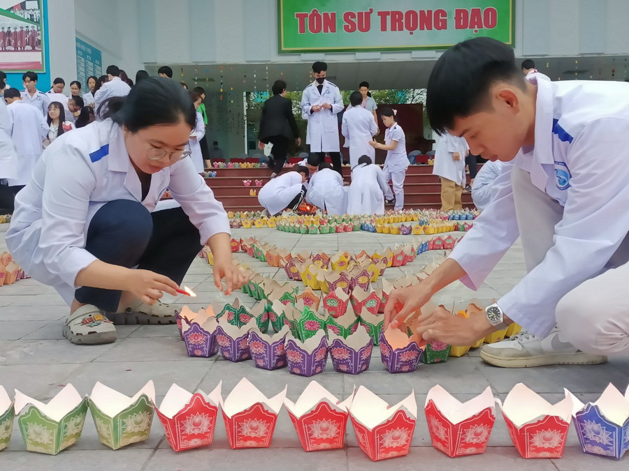 Sinh viên Khoa Y Dược, ĐH Đà Nẵng chuẩn bị chu đáo cho Lễ tri ân.