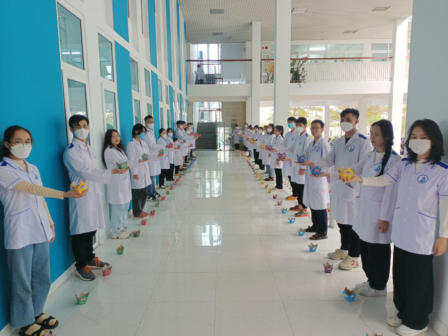 Các lối đi đến Phòng Nhân thể của Khoa Y Dược, ĐH Đà Nẵng đều được thắp nến và treo hạc giấy.