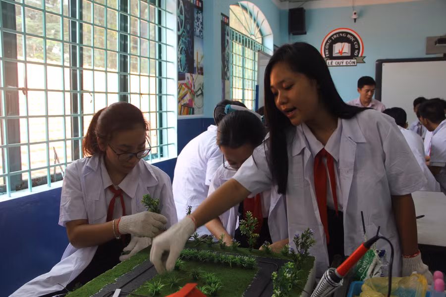 Nhóm khác đang trang trí cho đường di chuyển của chiếc xe