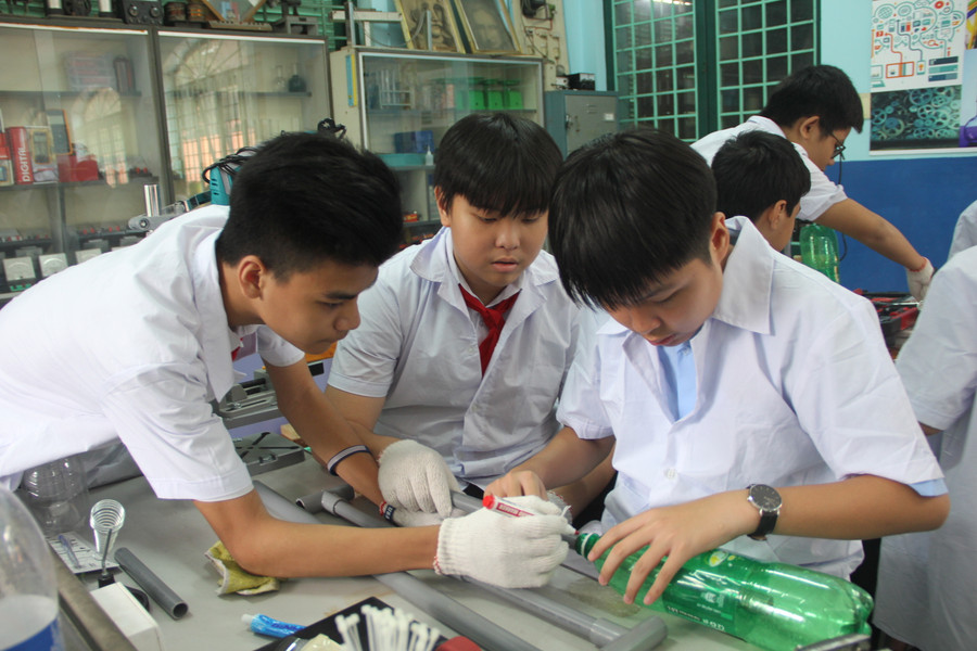 Cùng nhau làm tên lửa nước mini từ chiếc chai nhựa